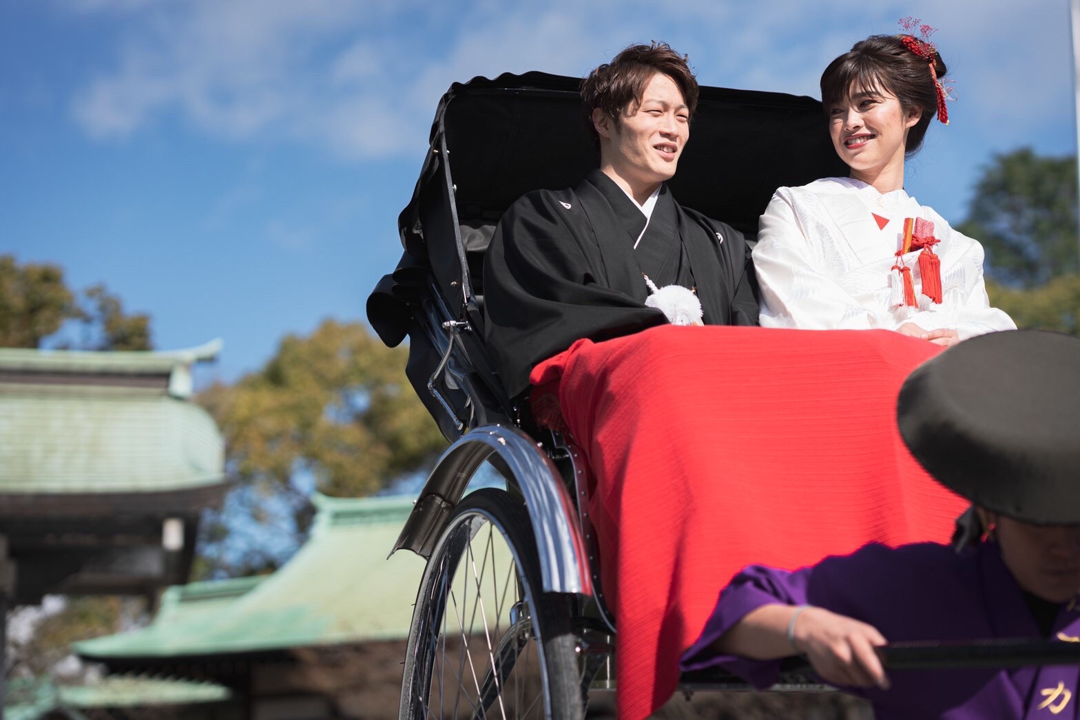 婚礼・結婚式で人力車を使用している夫婦