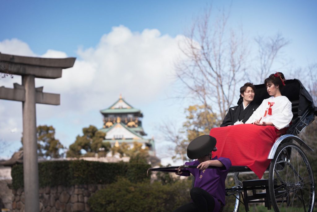 結婚式の前撮りで人力車に乗っている夫婦