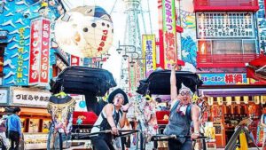 天王寺の新世界で人力車と俥夫が写っている画像